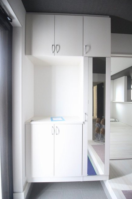 グラファーレ　小山市城東4丁目 2期の収納|カウンター付きシューズボックスは、飾り棚としても使えて便利♪毎日のお出かけが楽しくなります！