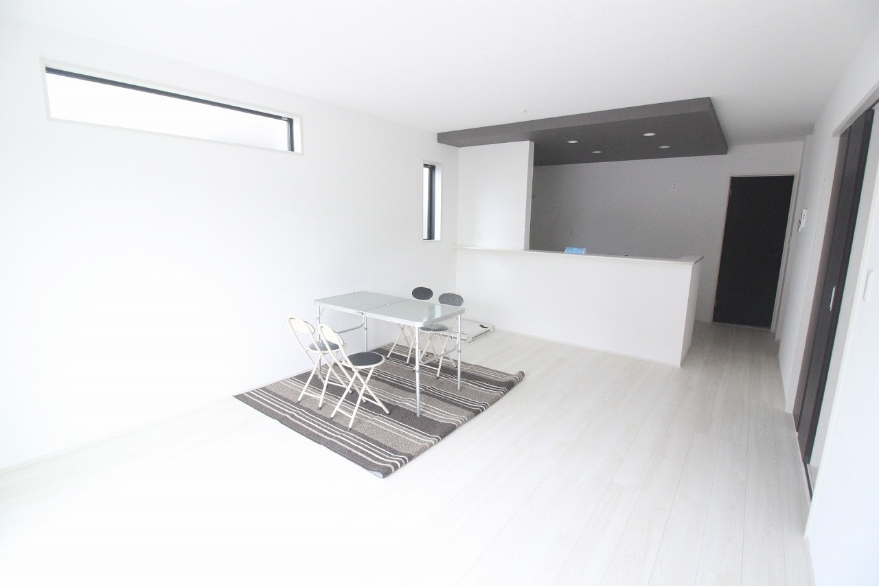 グラファーレ　小山市城東4丁目 2期の居間・リビング|16帖の南向きLDKは光が差し込む明るい空間◎