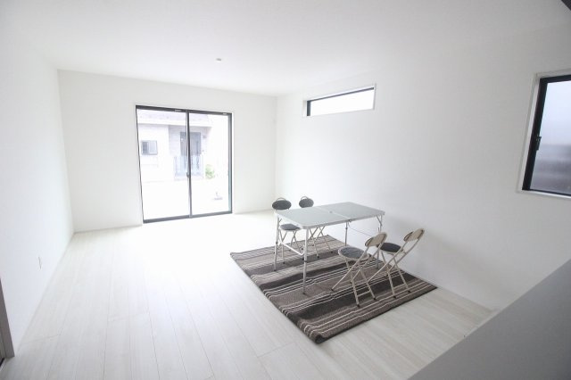 グラファーレ　小山市城東4丁目 2期の居間・リビング|ナチュラルな内装で、家具も合わせやすい雰囲気です！