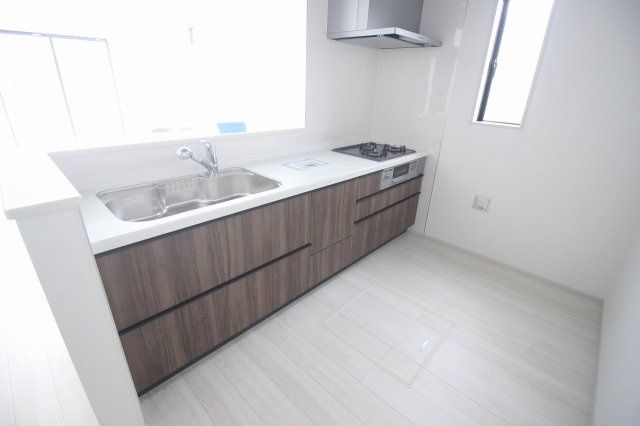 グラファーレ　小山市城東4丁目 2期のキッチン|木目調が映えるおしゃれなキッチン！カウンタータイプで配膳もラクラク、収納もたっぷりです♪