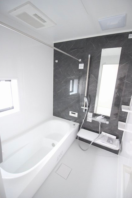 グラファーレ　小山市城東4丁目 2期の浴室|黒系のアクセントパネルが高級感を演出♪浴室乾燥機付きで、雨の日のお洗濯にも対応できます！