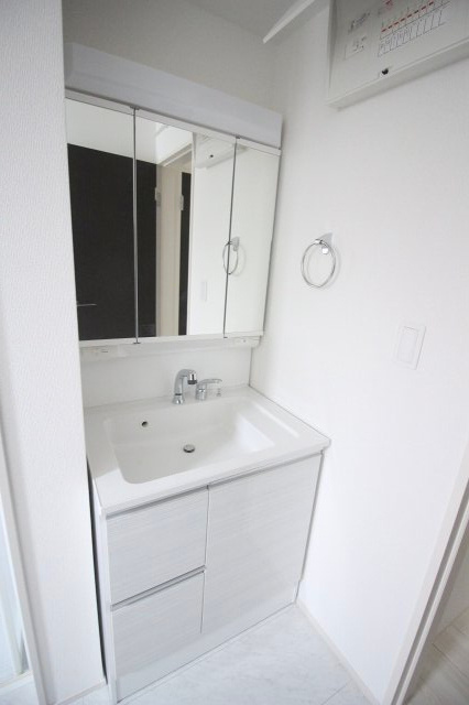 グラファーレ　小山市城東4丁目 2期の洗面所|三面鏡の洗面台は収納力も◎