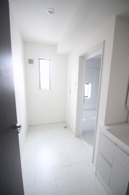 グラファーレ　小山市城東4丁目 2期の脱衣所|洗濯機置き場にも窓があり、湿気対策もバッチリなつくりです！