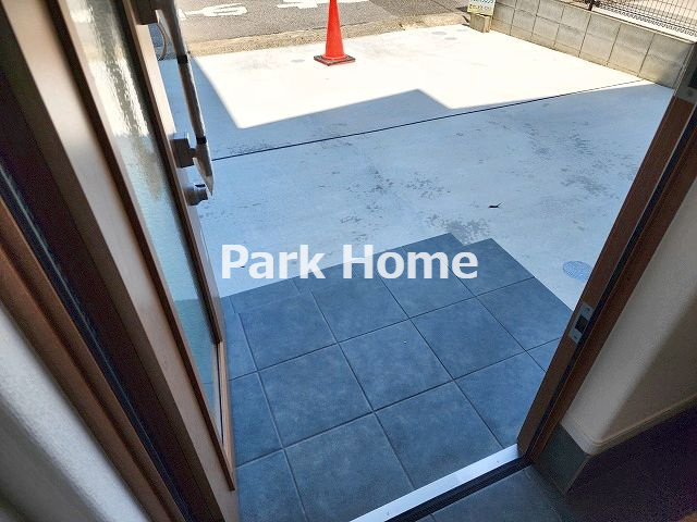 高知市潮新町1丁目　新築戸建ての玄関