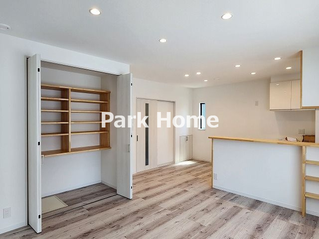 高知市潮新町1丁目　新築戸建ての居間・リビング