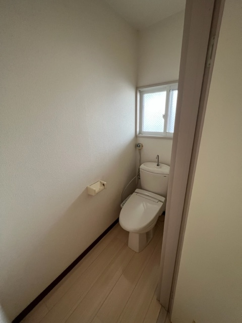 コーポアズールⅡのトイレ|小窓付きで、気持ちよく使える。