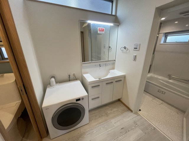 練馬区小竹町1丁目　土地約60坪　庭付省エネ住宅の独立洗面台