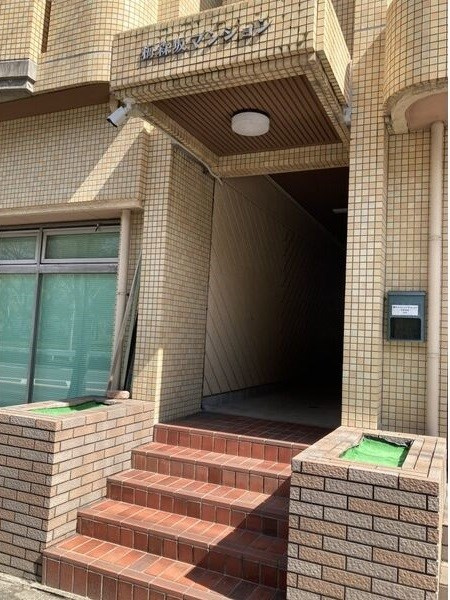 梅森坂マンションのエントランス