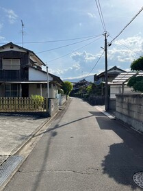 売土地の前面道路含む現地写真