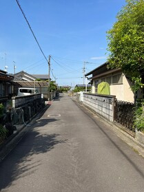 売土地の前面道路含む現地写真
