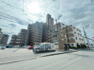 【外観】 | 青空にも夕焼けにも映える、そんなたたずまい。ここで新生活スタートさせてみませんか♪