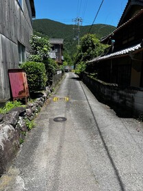 売土地の前面道路含む現地写真