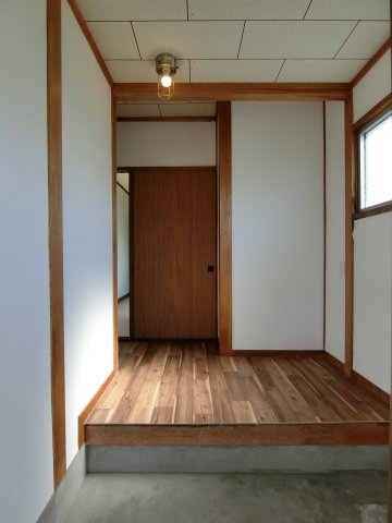 誠道町戸建収益物件の玄関