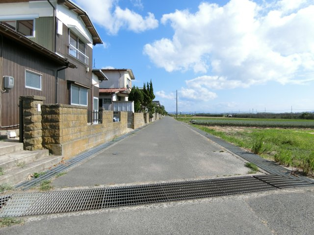 誠道町戸建収益物件の前面道路含む現地写真