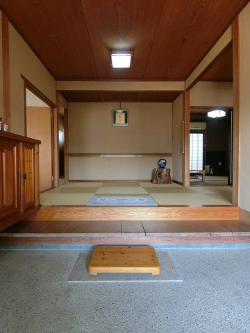 大篠津町戸建の玄関