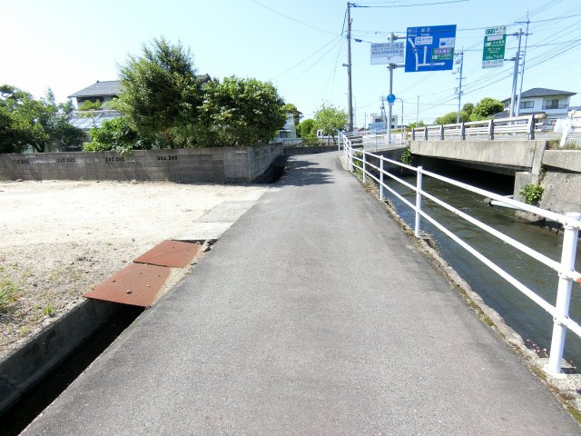 伯耆町吉長売地の前面道路含む現地写真