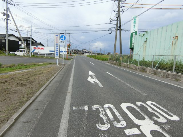 米子市古豊千　売地１の前面道路含む現地写真