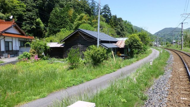 日野郡日野町黒坂売土地の前面道路含む現地写真