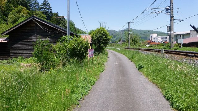 日野郡日野町黒坂売土地の前面道路含む現地写真