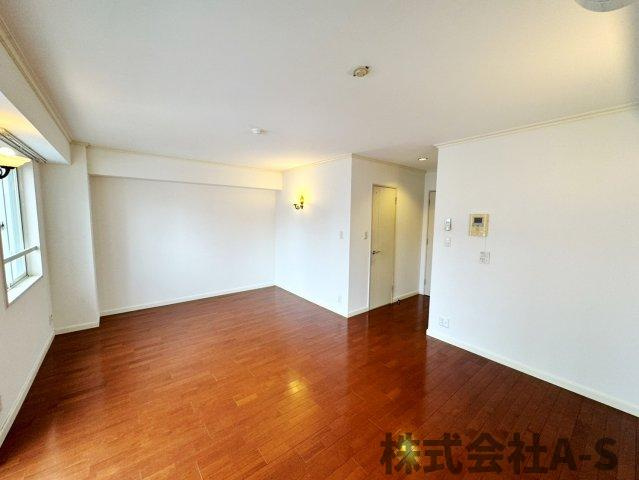 シュタットメゾンⅡの居間・リビング|同間取り画像使用
実際のお部屋と色などが異なる場合がございます。