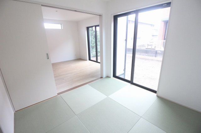グラファーレ　小山市犬塚4丁目 2期　2号棟の和室|リビング横にある和室は、来客時のおもてなしやお子様のお昼寝スペースとしても便利に使えます。
