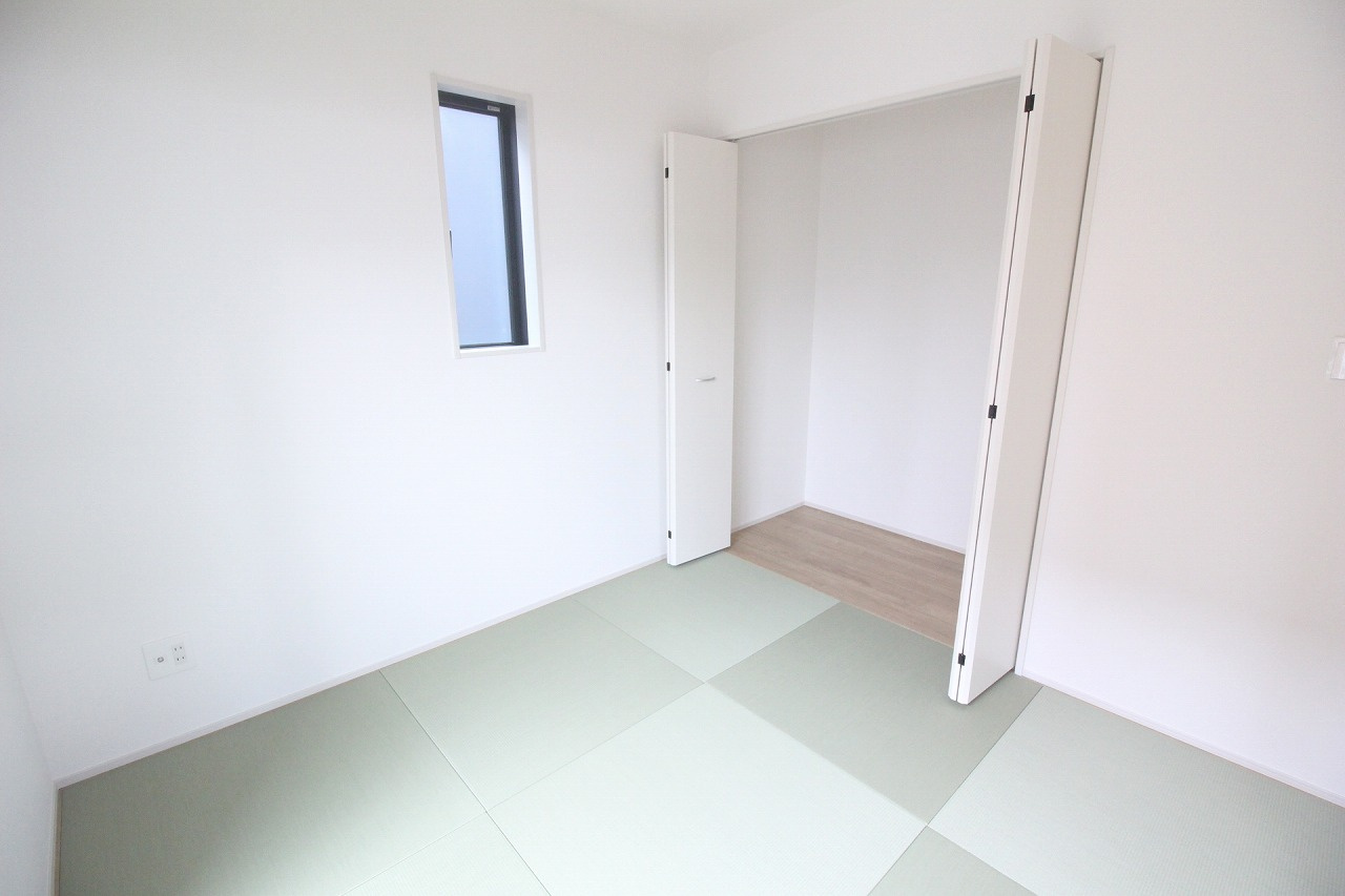グラファーレ　小山市犬塚4丁目 2期　2号棟の和室|押入れ収納付きで布団や季節物の片付けも安心。普段は扉を開けてリビングと一体空間としても利用できます。