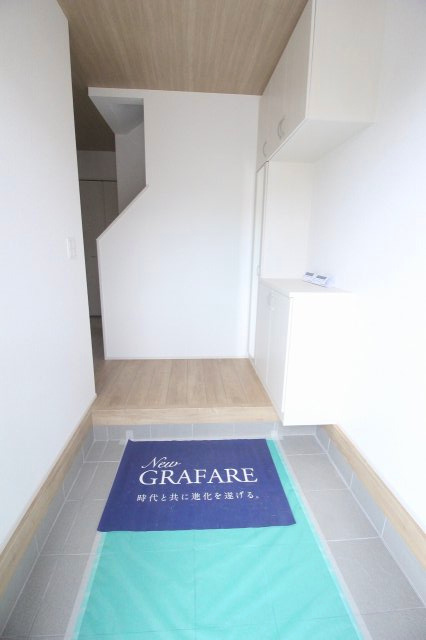 グラファーレ　小山市犬塚4丁目 2期　2号棟の玄関|白を基調とした明るい玄関ホール