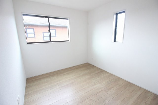 グラファーレ　小山市犬塚4丁目 2期　2号棟の子供部屋|2面採光で明るく開放感のある6帖洋室。お子様部屋やテレワーク用のお部屋としても快適にお使いいただけます。