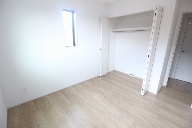 グラファーレ　小山市犬塚4丁目 2期　2号棟の子供部屋|クローゼット付きで収納力も◎ お部屋を広く活用でき、すっきりとした暮らしを叶えられます。