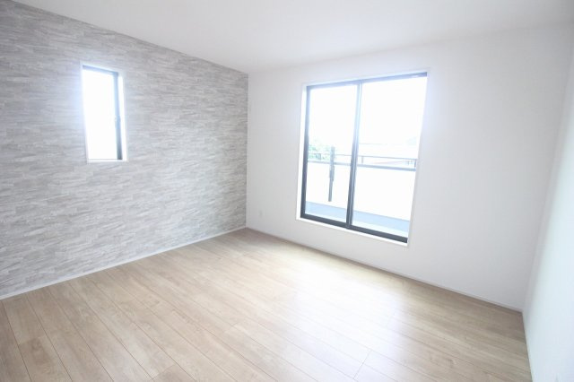 グラファーレ　小山市犬塚4丁目 2期　2号棟の寝室|南向きの大きな窓から光が差し込み、明るく心地よい空間です。