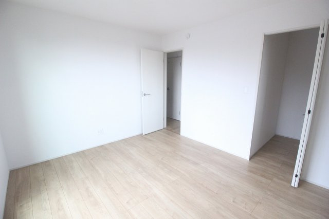 グラファーレ　小山市犬塚4丁目 2期　2号棟の寝室|アクセントクロスが落ち着いた雰囲気を演出。ゆとりある広さで主寝室としてもおすすめです。