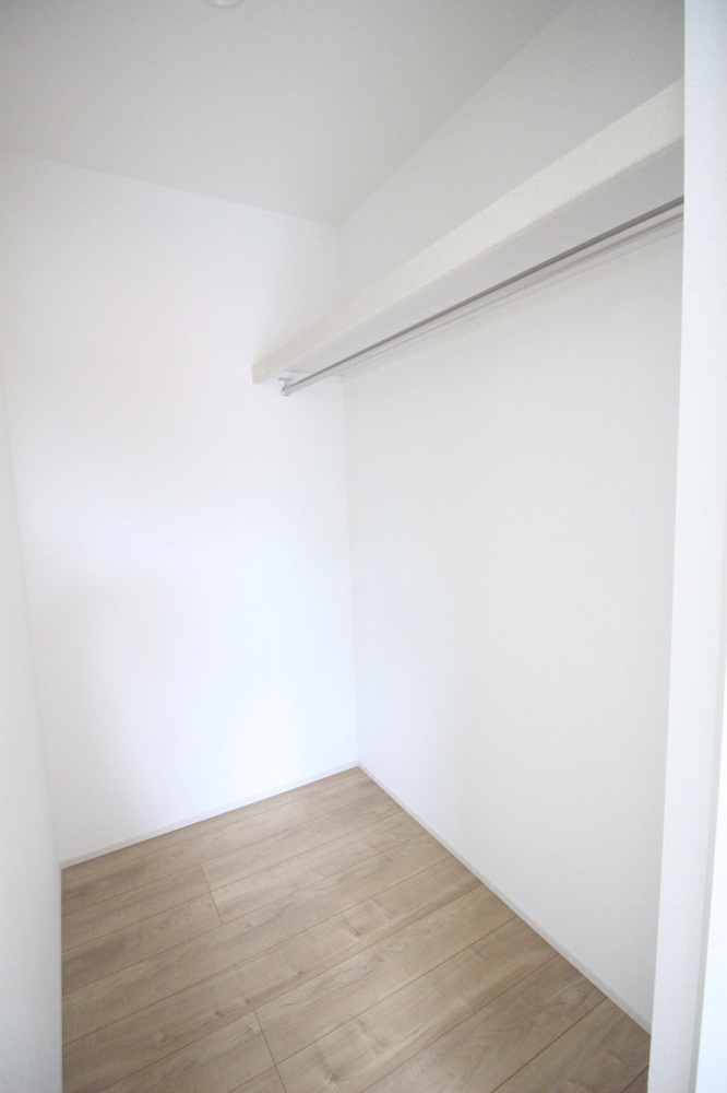 グラファーレ　小山市犬塚4丁目 2期　2号棟の寝室|奥には大容量のウォークインクローゼットが備わり、衣類や荷物をすっきり収納できます。