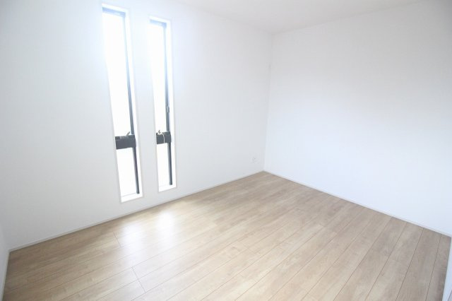 グラファーレ　小山市犬塚4丁目 2期　2号棟の洋室|縦に並んだスリット窓が印象的な北側洋室6帖。シンプルな空間に採光を取り込み、落ち着いた雰囲気で使えます。