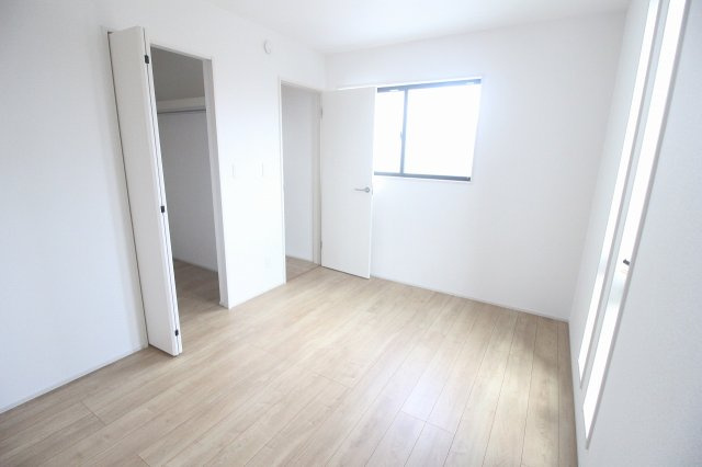グラファーレ　小山市犬塚4丁目 2期　2号棟の洋室|クローゼット付きの北側洋室6帖。シンプルな造りでベッドや机の配置がしやすく、寝室や子供部屋にもぴったりです。
