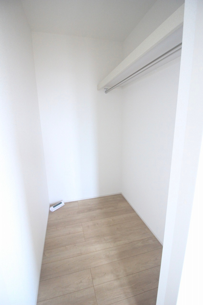 グラファーレ　小山市犬塚4丁目 2期　2号棟の洋室|奥行きのあるクローゼットを完備。ハンガーパイプ付きで、衣類をしっかり収納できる機能的なスペースです。