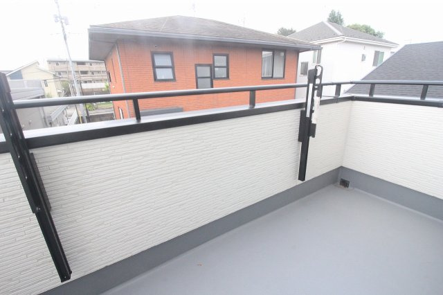 グラファーレ　小山市犬塚4丁目 2期　2号棟のバルコニー|開放感あるバルコニーは洗濯物干しにもぴったり♪ 家族の気分転換やガーデニングスペースとしても活用できます。