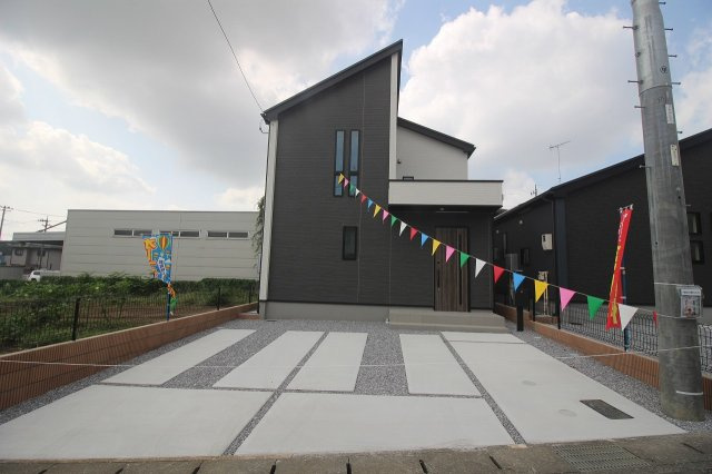 グラファーレ　小山市犬塚4丁目 2期　2号棟の駐車場|ゆったり駐車スペースを確保！来客時にも安心で、ご家族の車が増えても対応できる広さです。