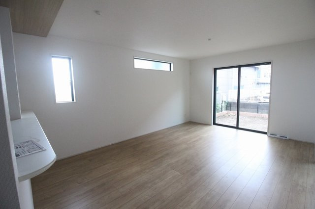 グラファーレ　小山市犬塚4丁目 2期　2号棟の居間・リビング|南向きの窓から光が入るリビング。家族の団らんを楽しめる、開放感あふれる心地よい空間です。