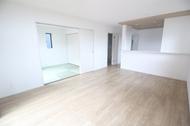 グラファーレ　小山市犬塚4丁目 2期　2号棟の居間・リビング|和室と続き間になったLDKは、合わせて広々と利用可能◎お子様の遊び場や来客時にも重宝します。