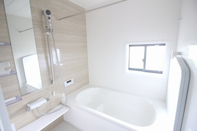グラファーレ　小山市犬塚4丁目 2期　2号棟の浴室|落ち着いた色合いの浴室は、1坪タイプでゆったり入浴◎窓付きで換気もしやすく快適に使えます。