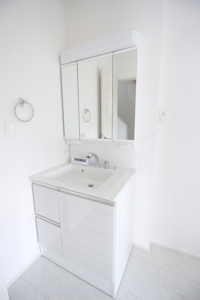 グラファーレ　小山市犬塚4丁目 2期　2号棟の独立洗面台|三面鏡付き洗面化粧台で収納も充実。朝の身支度もスムーズにできる使いやすいスペースです。