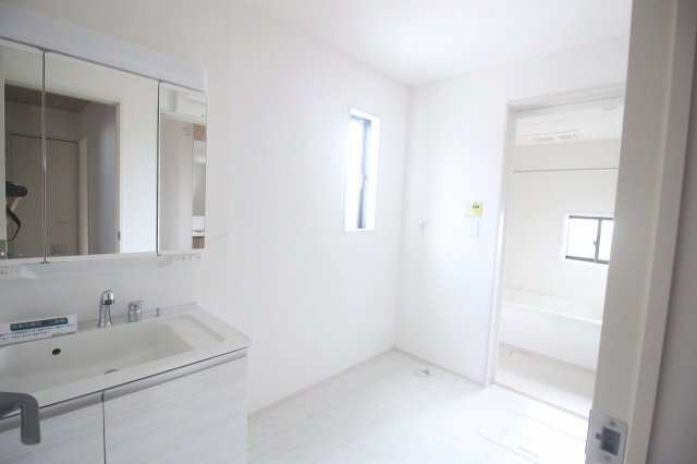 グラファーレ　小山市犬塚4丁目 2期　2号棟の脱衣所|洗面室は広さにゆとりがあり、洗濯機を置いても快適◎浴室への動線もスムーズです。