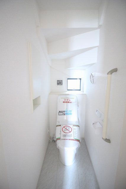 グラファーレ　小山市犬塚4丁目 2期　2号棟のトイレ|清潔感あるホワイトカラーのトイレ。小窓付きで換気も安心、明るく快適な空間です。