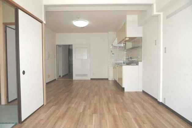 プレミアムフラット浦和仲町の居間・リビング