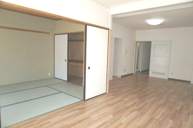 プレミアムフラット浦和仲町の居間・リビング