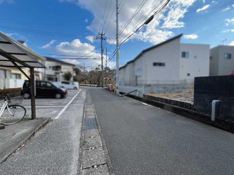 鴨部3丁目　建築条件なし　売土地の前面道路含む現地写真