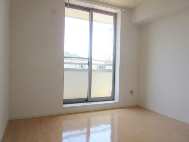 プランドール鎌倉イーストの居間・リビング|南向きの明るい洋室６．１帖