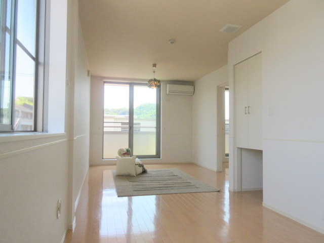 プランドール鎌倉イーストの居間・リビング|解放感のあるリビング１６．１帖