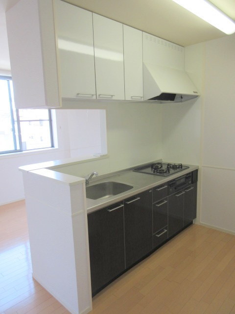 プランドール鎌倉イーストのキッチン|料理の幅も広がるグリル付ガス３口システムキッチン