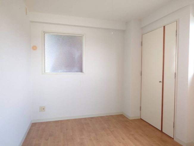 【洋室】 | 北側のお部屋は収納庫もありとても便利です。